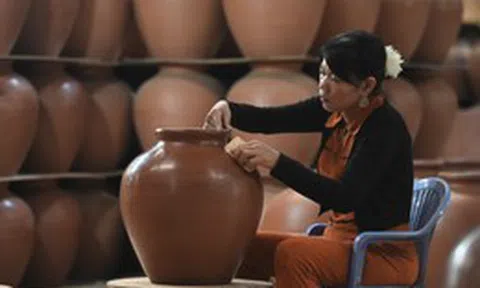 Làng gốm mở thêm trải nghiệm văn hóa để níu chân du khách