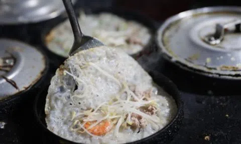 Bánh xèo củi trong hẻm sâu hút khách tại TP HCM