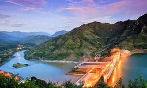 Phát hiện bản làng gần 60 hộ ở Việt Nam, mái đá phủ đầy "vảy cá", mùa nước nổi đẹp tựa tranh thủy mặc