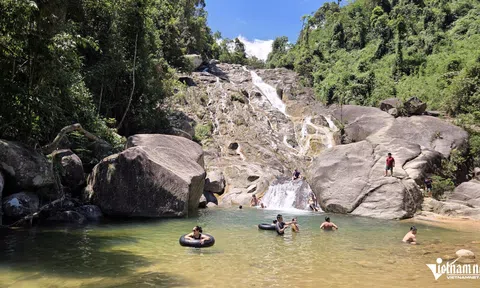 Dòng thác mang tên kỳ lạ ở Thanh Hóa hút khách ngày nắng nóng