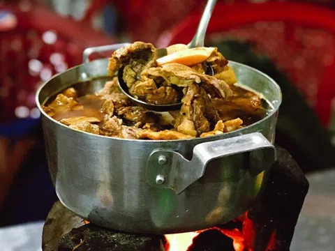 Ở Sài Gòn có tiệm “lẩu bò nghĩa địa”, bán 100 nồi/đêm, khách phải tuân thủ nguyên tắc không rượu bia 