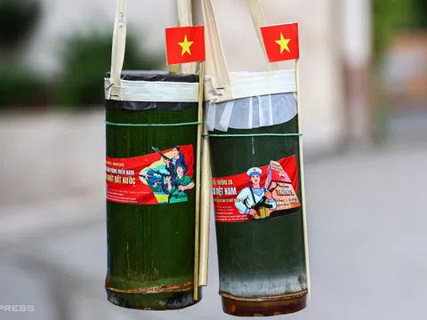 Khách xếp hàng mua cà phê ống tre trang trí lá cờ