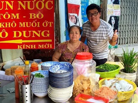 Tiệm mì trộn muối ớt ngon nức tiếng Sài Gòn, bán vỉa hè mà chất lượng ngang nhà hàng, khách đứng chờ nườm nượp