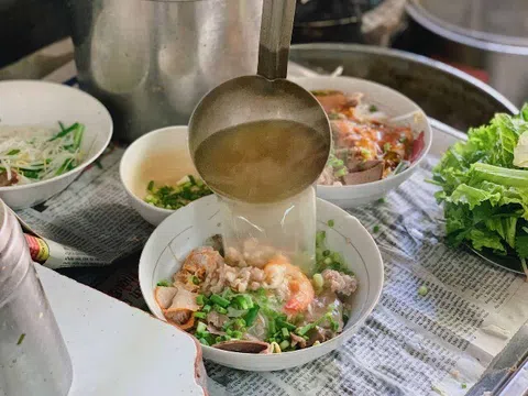 Địa điểm ăn hủ tiếu ngon nhất Sài Gòn: Khách xếp hàng chờ mua tô 85.000 đồng, quán vỉa hè giá nhà hàng vẫn đông nườm...