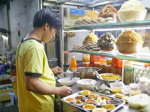 Đi tìm những hàng cháo lâu đời nhất Sài Gòn, có tiệm “cháo trắng hít bụi” dù nắng hay mưa vẫn đông nghịt khách