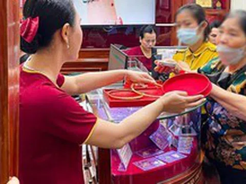 Giá vàng đảo chiều giảm chóng mặt, người dân gấp gáp bán vẫn không kịp chốt lời