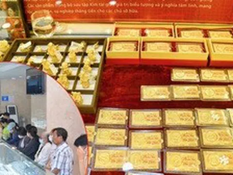 Người dân bán vàng quá đông, cửa hàng hết tiền mặt, dừng mua vào ngày giá vàng phá đỉnh