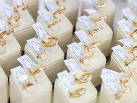 Giá vàng hôm nay 18/4: Giảm nhẹ, vẫn trụ vững trên đỉnh cao 3.300 USD/ounce