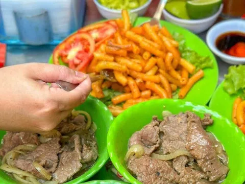 Ở Sài Gòn có món ăn “quốc dân” giàu dinh dưỡng, tên sang trọng mà toàn bán vỉa hè, khách xếp hàng nườm nượp 