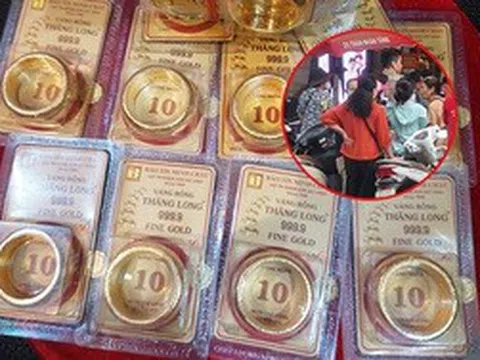 Người phụ nữ ở Hà Nội năn nỉ nhân viên tiệm vàng: “Cô 75 tuổi rồi, bán cho cô 3 chỉ nữa với”