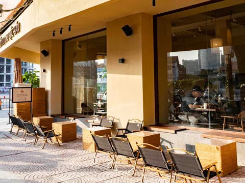 Gợi ý loạt quán cà phê sang, xịn, mịn để xem diễu binh 30/4 ở TPHCM