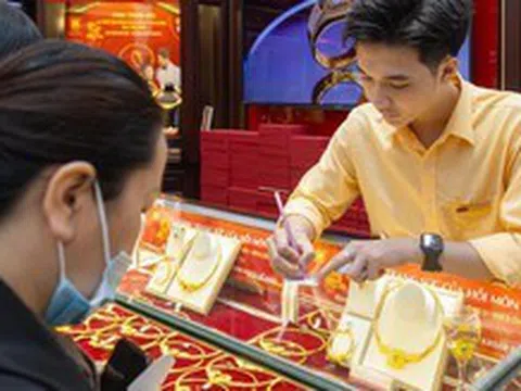 Giá vàng vượt 122 triệu đồng/lượng, có nên mua vào?