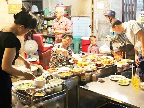 Địa chỉ cơm tấm Sài Gòn chuẩn vị nhà làm, 100.000 đồng/đĩa cơm tấm “bãi rác” vẫn hút khách xếp hàng dài chờ ăn 