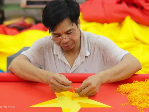 Làng may cờ Tổ quốc tất bật dịp 30/4