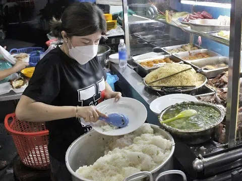 6 địa chỉ ăn uống xuyên đêm ở Sài Gòn, có quán “cơm tấm ma”, tiệm mì 65 năm “không ngủ”, cháo 70k/tô vẫn đông nườm nượp