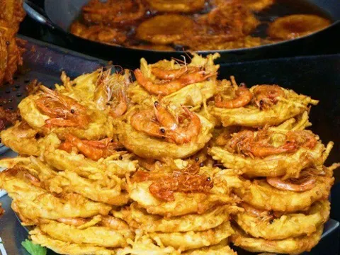 Ở Hà Nội có quán bánh tôm bán vỉa hè hơn 30 năm, khách xếp hàng dài chờ mở cửa, 50.000 đồng là no căng bụng