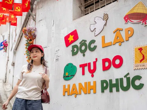 Đường phố Hà Nội rợp cờ hoa, hút khách check in
