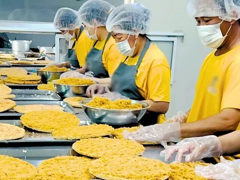 Đi tìm tiệm cơm cháy chà bông ngon nhất Sài Gòn, muốn mua phải đặt trước, giữ khách nhờ loại nước xốt “thần thánh”