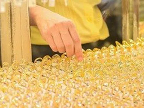 Giá vàng hôm nay 1/5: Thế giới tiếp tục giảm, trong nước đứng yên