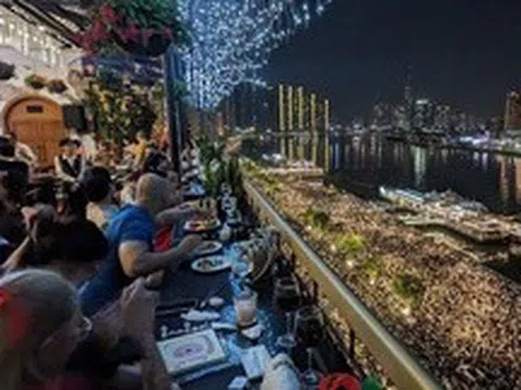 Những khách sạn có view "đỉnh nóc" xem bắn pháo hoa, diễu binh, diễu hành