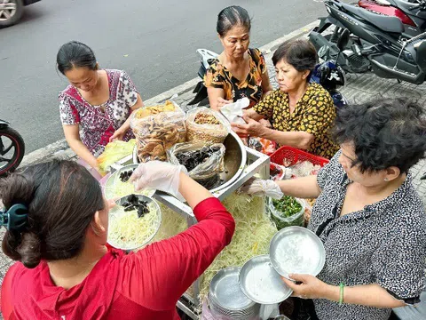 5 lựa chọn cho “tín đồ” món gỏi ở Sài Gòn, giữ công thức khô bò bí truyền, đu đủ bào tới đâu bán tới đó