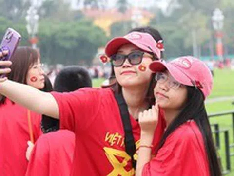 Tạm gác những chuyến du lịch xa, hàng trăm bậc phụ huynh đưa con về Lăng Bác trong ngày đại lễ 30/4