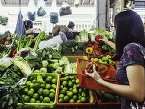 Chợ sáng hay chợ chiều: Đi giờ nào thì túi tiền đỡ "méo mặt"?
