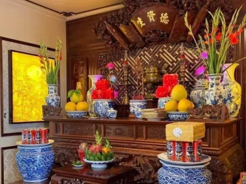 Nhà giàu đặt bình hoa bên trái bàn thờ, đây là "mẹo phong thuỷ" cực khôn ngoan