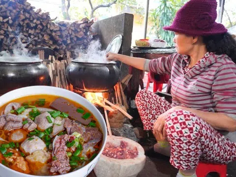 4 quán bún bò "núp hẻm" gây thương nhớ ở Huế, có quán bán hết trong vài tiếng, có nơi không bảng hiệu vẫn nườm nượp...