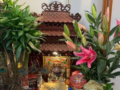 4 loại hoa KHÔNG nên đặt trên bàn thờ ngày Rằm, mồng Một: Lộc tài đội nón ra đi lúc nào không hay