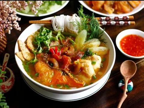 Độc lạ ẩm thực Hà Nội: Khách vừa ăn bún vừa nghe chủ quán quát tháo, muốn ăn phải xếp hàng chờ cả tiếng
