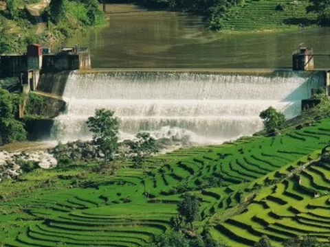Giới trẻ đổ về Y Tý tránh nóng, săn mây trắng giữa đại ngàn Tây Bắc