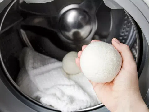 Bỏ 3 quả bóng vào máy giặt, mẹo giúp quần áo nhanh khô hơn nhưng rất ít người biết