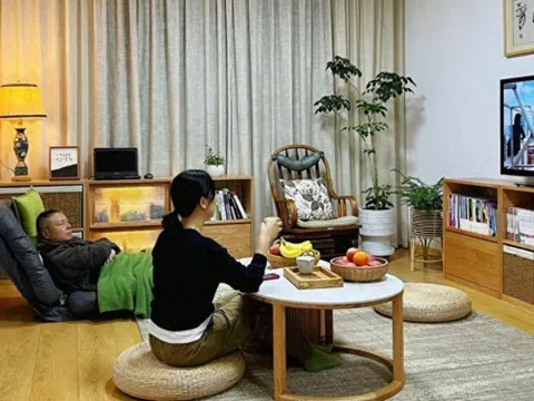 Một cặp vợ chồng quyết bỏ sofa trong phòng khách 30m² vì muốn nhà là nơi thư giãn thật sự