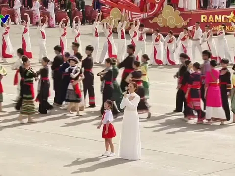 Mỹ Tâm được khen 'sáng bừng' khi diện áo dài tối giản