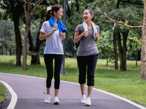 8 cách đi bộ đốt mỡ khiến hội chị em mê mẩn vì quá dễ áp dụng, có 1 kiểu ngược đời nhưng đốt calo cao hơn bình thường