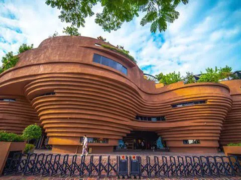 Sức hút khó cưỡng từ làng nghề 700 tuổi ở Hà Nội, giới trẻ đua nhau "check-in", khách Tây mê tít