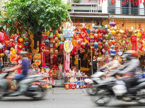Phố cổ Hà Nội thay 'áo mới', rực rỡ đón trung thu