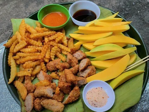 Món ăn vặt có cái tên dễ gây hiểu lầm lại được yêu thích nhất Thủ đô: Top 6 địa chỉ uy tín, ăn thử là "nghiện" ngay!