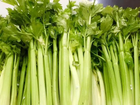 6 loại rau càng rẻ càng dễ bị phun thuốc