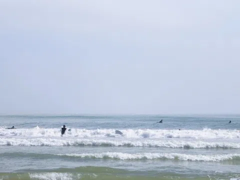 Cô gái khóc suốt đêm tìm chiếc nhẫn quan trọng rơi ở biển Đà Nẵng