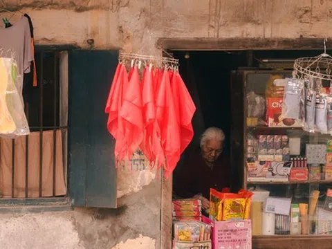 Điểm check-in lạ giữa Hà Nội: Quán tạp hóa cũ gợi cả bầu trời tuổi thơ, thái độ của bà chủ quán khi nhiều người tìm đến chụp ảnh