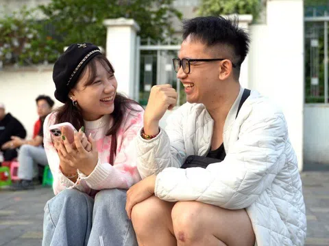 Giới trẻ dậy sớm, diện đồ len tận hưởng thời tiết TPHCM xuống 17 độ C