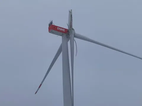 Cánh turbine điện gió “treo lơ lửng” ở độ cao 160 mét gây lo lắng