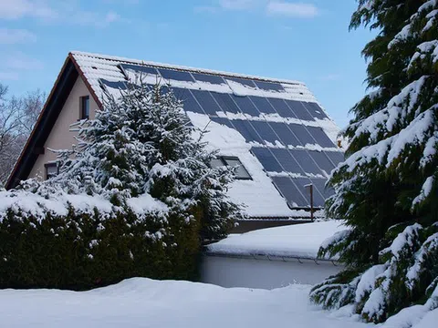 Bất ngờ với khả năng của tấm pin năng lượng mặt trời trong mùa mưa tuyết