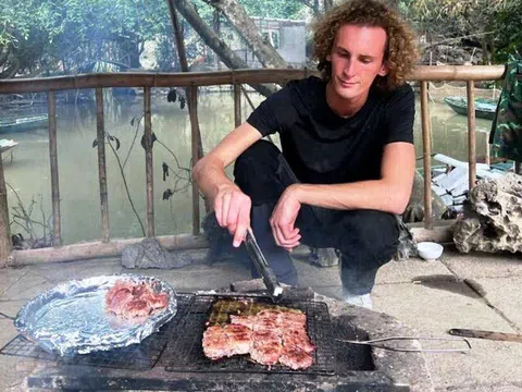 Khách Tây thích thú nướng gà, làm chả thịt giữa thung lũng ở Ninh Bình