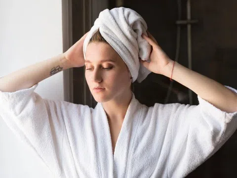 3 thói quen khi gội đầu khiến tóc nhanh bết dầu
