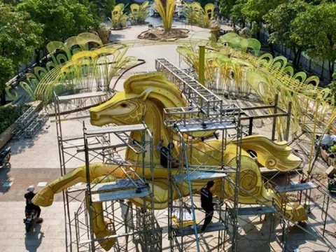 Cận cảnh linh vật ngựa khổng lồ cao 7 m trên đường hoa Nguyễn Huệ