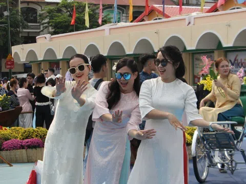 "Tọa độ" check-in siêu hot Tết 2026: Chợ Bến Thành và Hồ Con Rùa "thay áo mới"