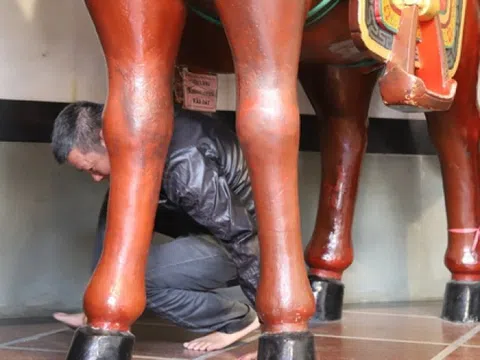 Nườm nượp người dân xếp hàng chui qua tượng ngựa Xích Thố cầu may